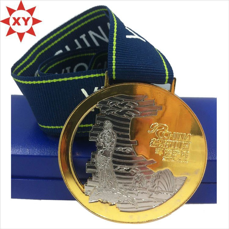 Medalla de oro cortada aduana con la cinta de la medalla para el deporte