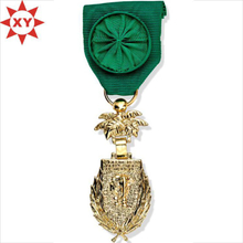 Las medallas calientes de la venta platearon el oro con la cinta verde hecha a mano de la manera